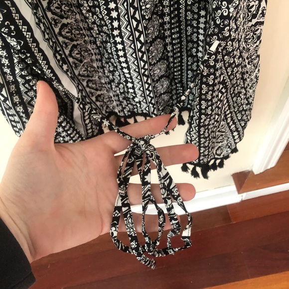 Women’s American Rag Macy’s Boulder Fest Black and White Flowy Printed Tank Top - Picture 3 of 4